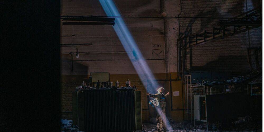 Воин света. Украинский военный под лучами солнца на территории заблокированного завода Азовсталь — фото дня