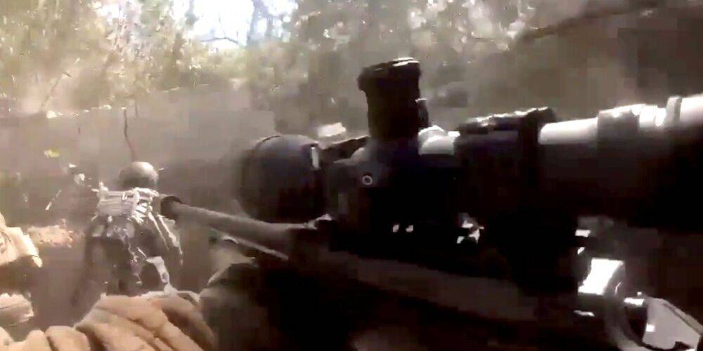 В соцсетях появилось видео сражения бойцов ВСУ с оккупантами, штурмовавшими их окоп