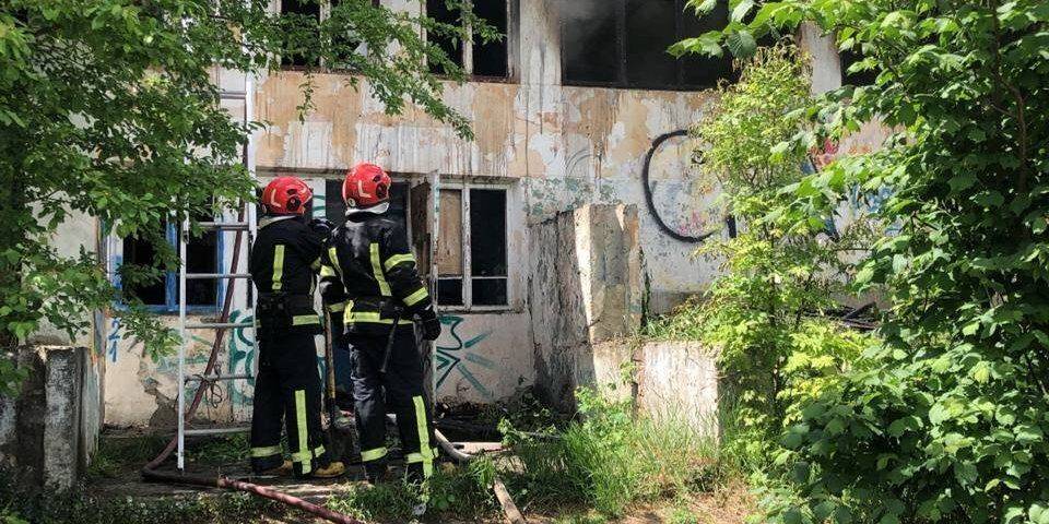 Трагедия на Торпедо: в заброшенном здании львовского стадиона сгорел ребенок