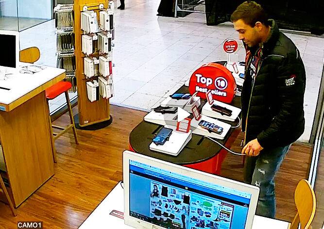 В Праге неизвестный с ножом ограбил магазин: видео