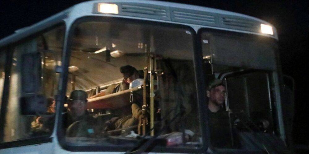 Автобусы с защитниками Мариуполя выехали с завода Азовсталь — Reuters