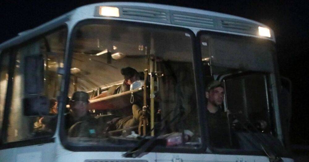 Около 10 автобусов с украинскими военными выехали с завода "Азовсталь" (фото)