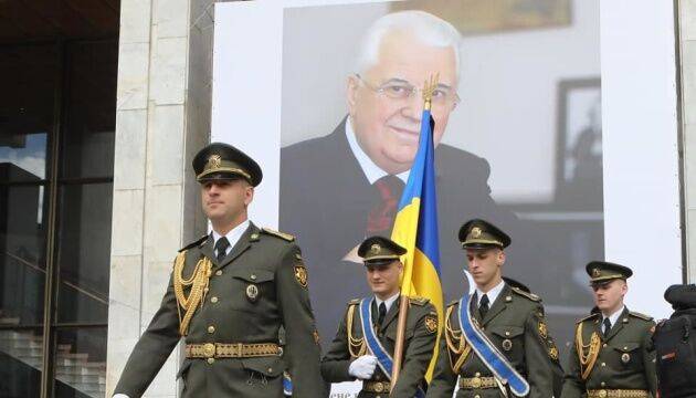 В Киеве с большими почестями прощаются с Леонидом Кравчуком: кадры происходящего