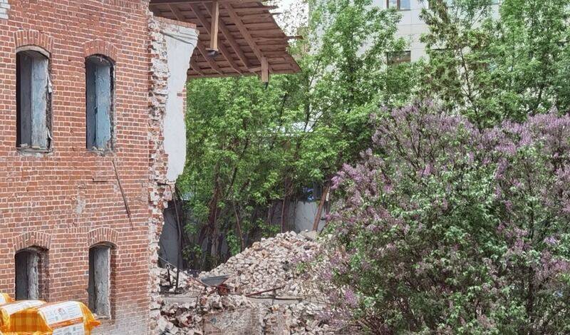 В центре Тюмени рухнула стена у дома мещанина И. С. Замятина. Он построен в 1872 году