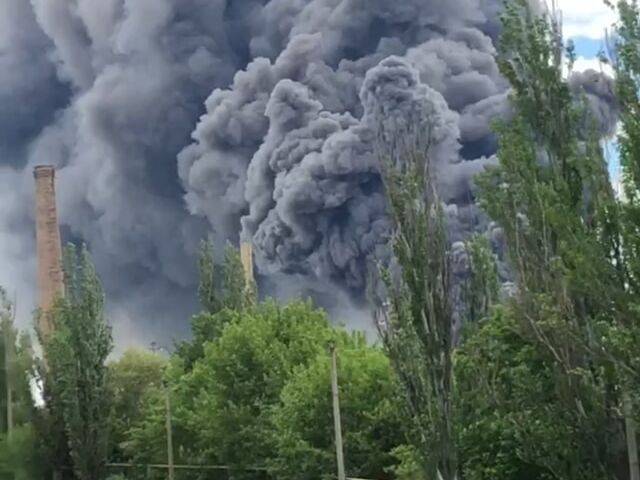 РФ нанесла авиаудар по заводу стройматериалов в Донецкой области, начался пожар – военная администрация