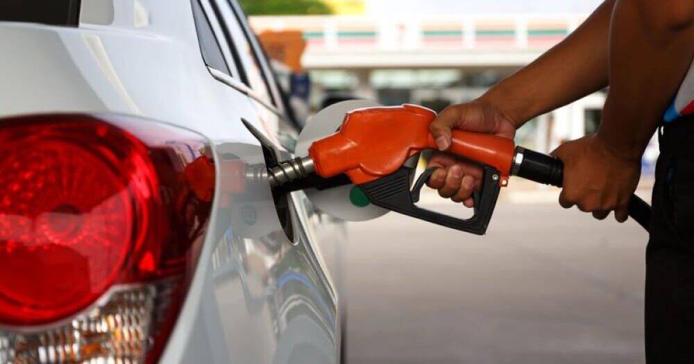 Кабмин приостановил регулирование цен на топливо