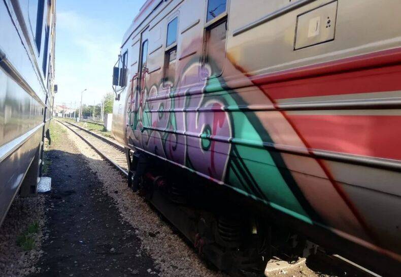 Активизировались вандалы, разукрашивающие вагоны. Очевидцев просят сообщать в полицию Латвии