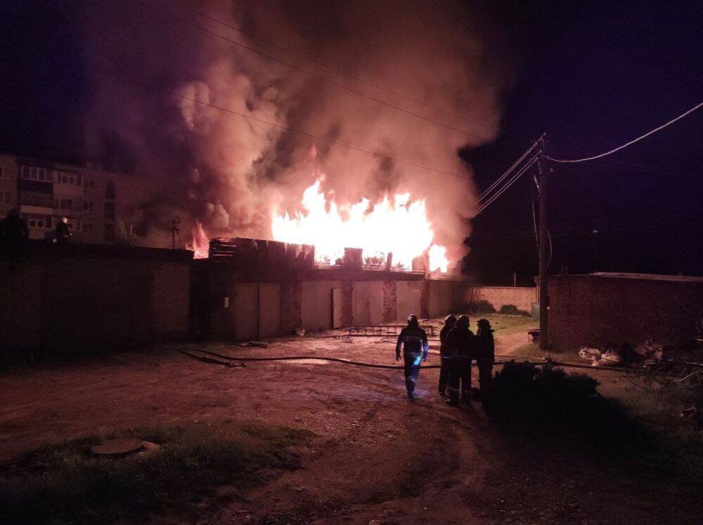 Ночью в Чугуеве женщина подожгла гаражи (фото)
