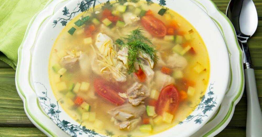 Вкусное блюдо за полчаса: легкий куриный суп от Евгения Клопотенко
