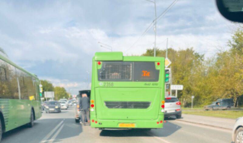 В Тюмени на Щербакова столкнулись легковая машина и автобус. Возникла большая пробка