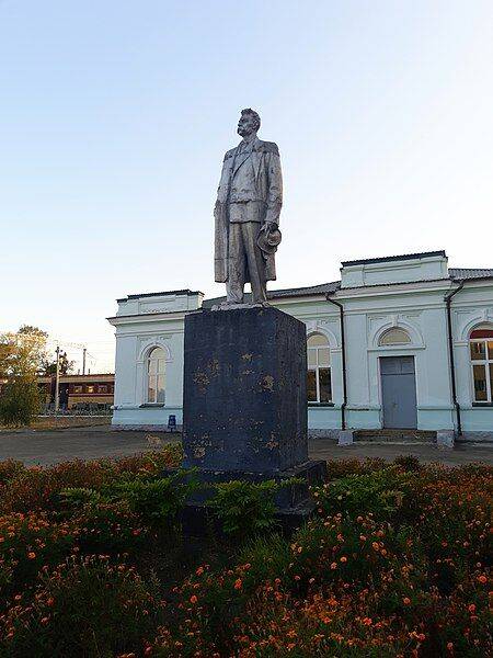 На Харьковщине начали сносить памятники Максиму Горькому (фото)