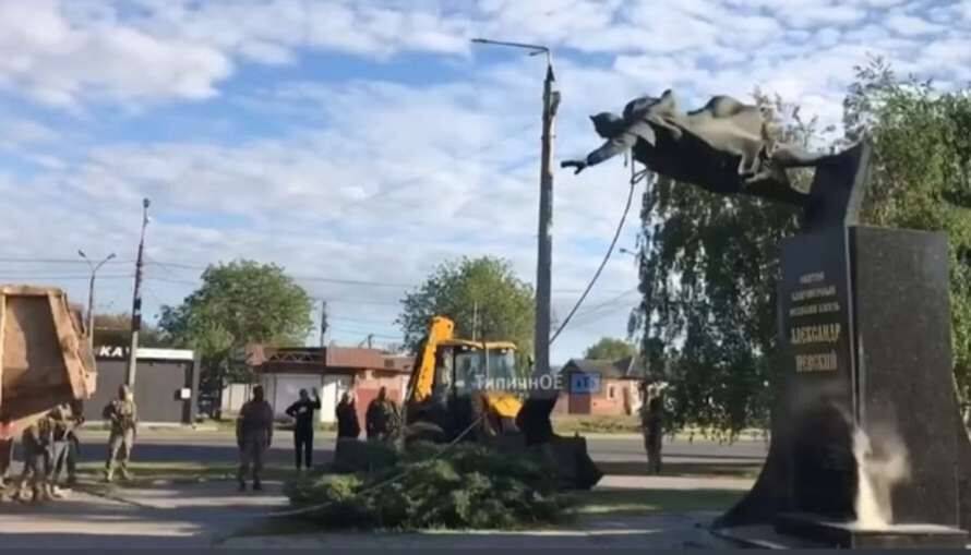 В Харькове снесли памятник Новгородскому князю (ВИДЕО)
