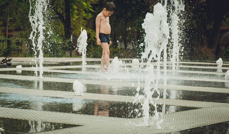 Тобольские подростки уже купаются в фонтанах