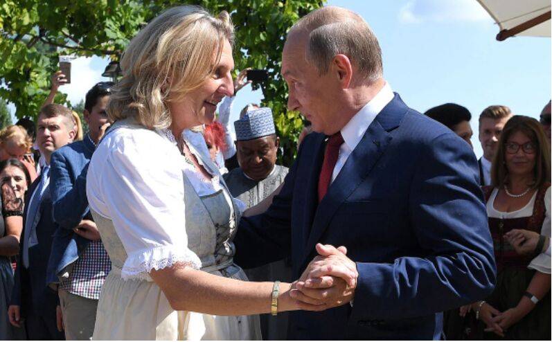 Экс-глава МИД Австрии, танцевавшая с Путиным, и Герхард Шредер могут попасть под санкции ЕС