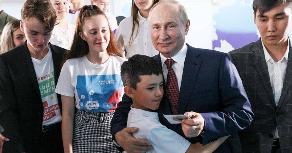 Личные пионеры Путина. Как кремлёвский старец решил поцеловать в пузик всю юную Россию
