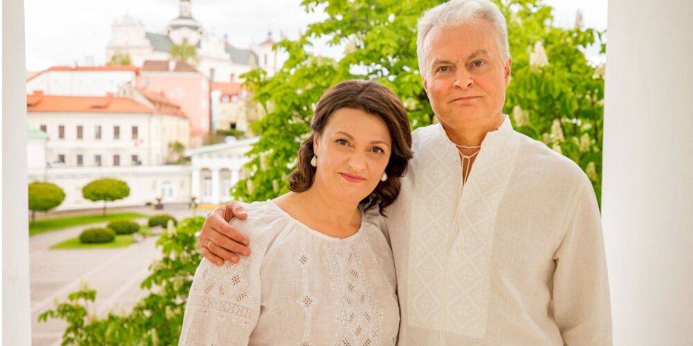 «Будем стоять с Украиной до победы». Президент Литвы Гитанас Науседа с женой надели вышиванки и поздравили украинцев с праздником