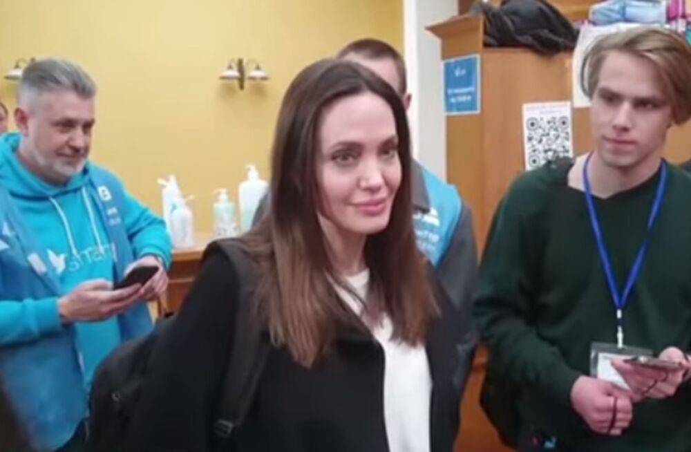 Сидела сама Анджелина Джоли: в Украине продают уникальный унитаз по цене иномарки