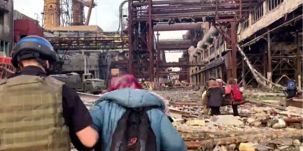 Спасение из Мариуполя. Полк Азов показал, как проходила эвакуация гражданских с окруженной Азовстали — видео