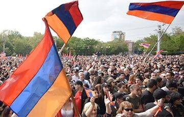 Митингующие в Ереване сооружает баррикады