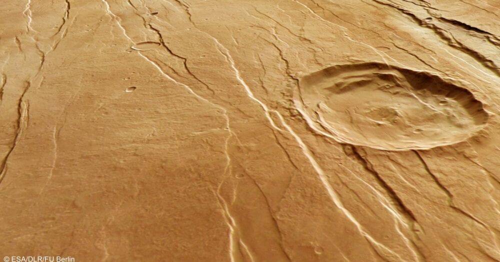 Царапины от "когтей" на Марсе. Астрономы показали необычные разломы на Красной планете (фото)