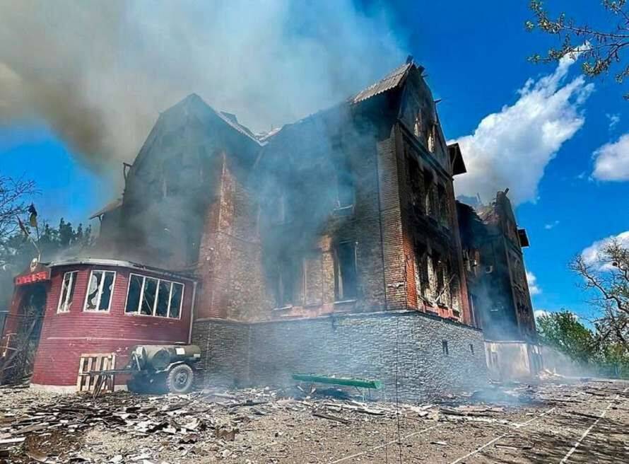 Российские варвары уничтожили известную гимназию на Луганщине