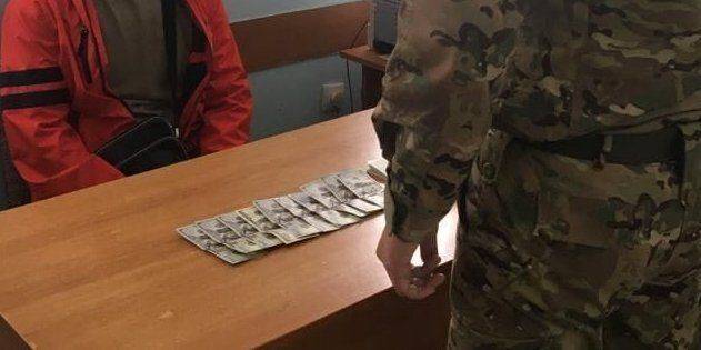 В Одесской области задержали мужчин, которые предлагали пограничникам по 1000 долларов США