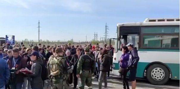 Под видом эвакуации. Советник мэра Мариуполя показал, как оккупанты проводят депортацию жителей города в РФ — видео