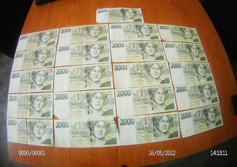 Житель Брно нашел на парковке 55 тыс. крон и отнес деньги в полицию