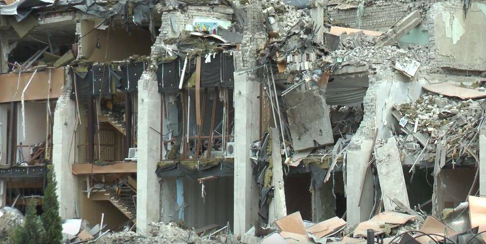 В Лозовой продолжают подсчитывать последствия ракетного удара по центру города: повреждены дома и школы