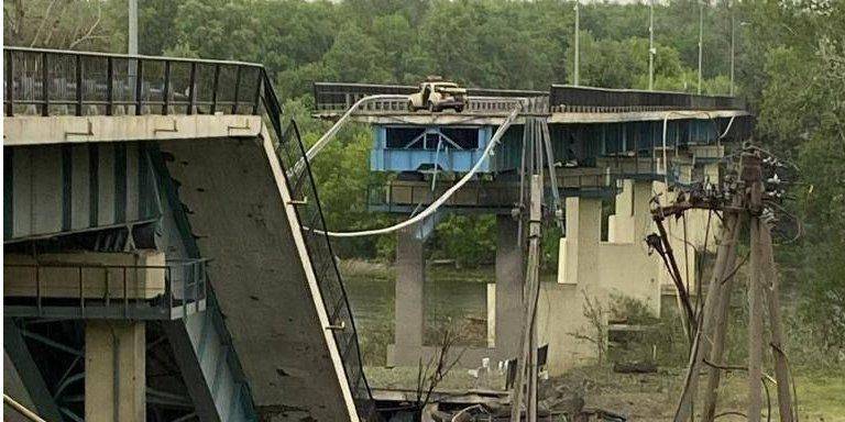 Россияне разрушили мост между Северодонецком и Лисичанском