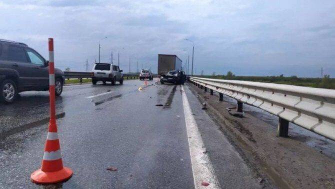 Водитель ВАЗа погиб в ДТП с грузовиком в Тюменской области