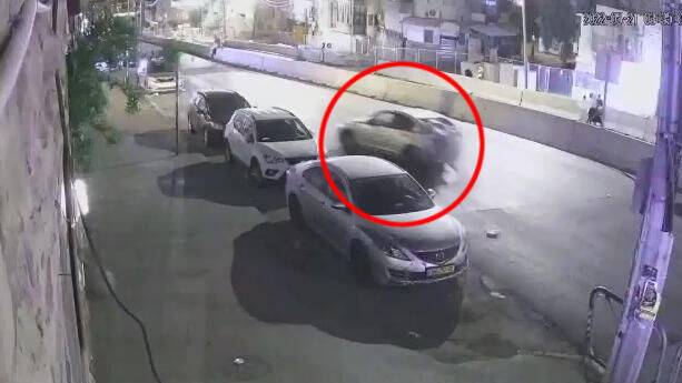 Видео: 15-летний подросток в Иерусалиме пытался сбежать от полиции и устроил аварию