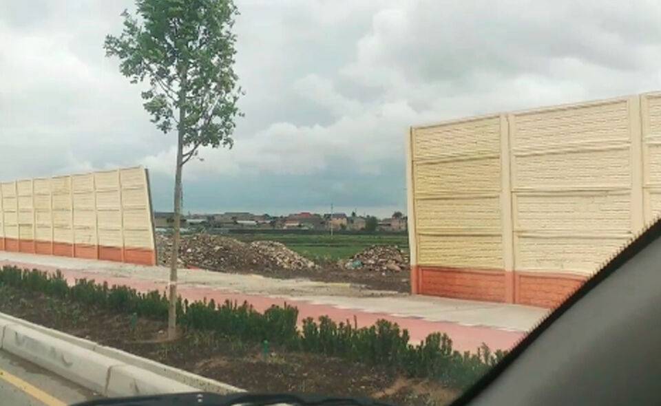 В Сергелийском районе из-за сильного ветра обрушилась часть стены вдоль новой дороги