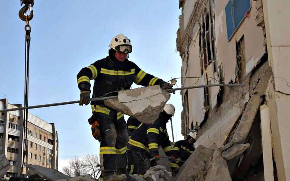 «Оккупанты ответят за все»: в Харькове из-под завалов достают тела, названа цифра