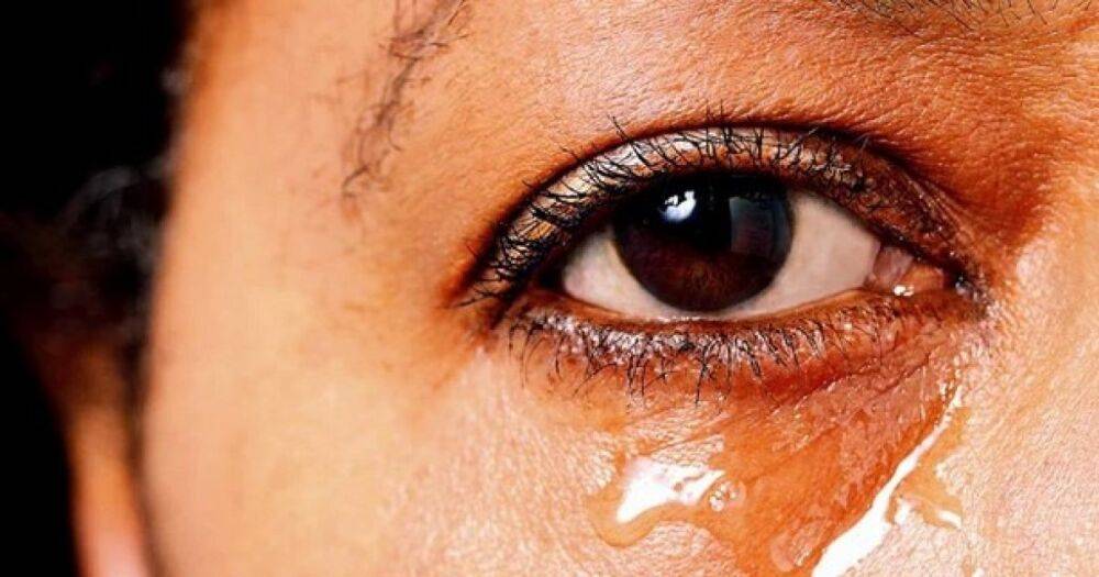 Плачут не только от горя. Ученые объяснили, зачем людям нужны слезы