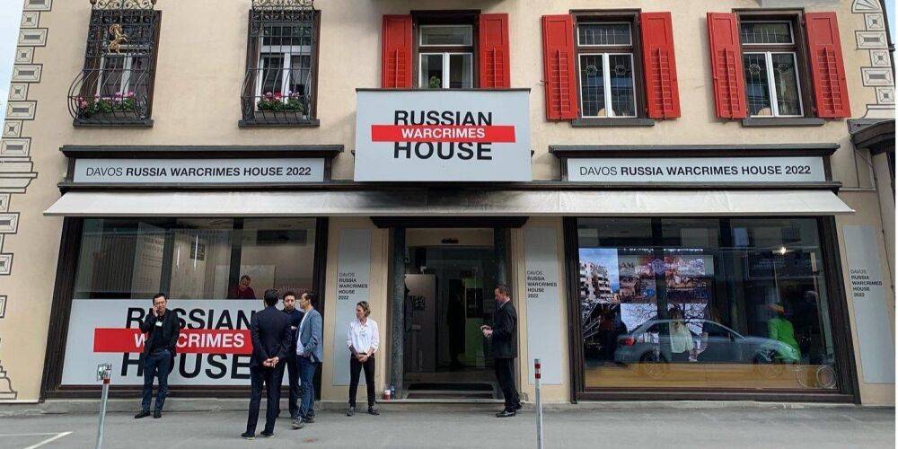 Арендовали пустующий Дом России. В Давосе украинские художники открыли выставку о военных преступлениях РФ