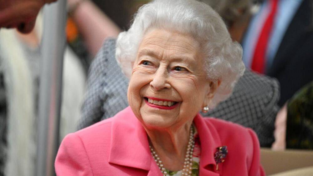 Британская королева Елизавета II посетила выставку в Челси