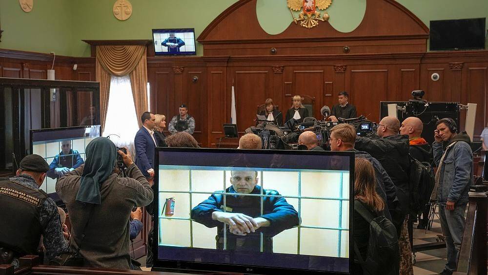 Приговор Алексею Навальному по делу о мошенничестве и неуважении к суду вступил в силу