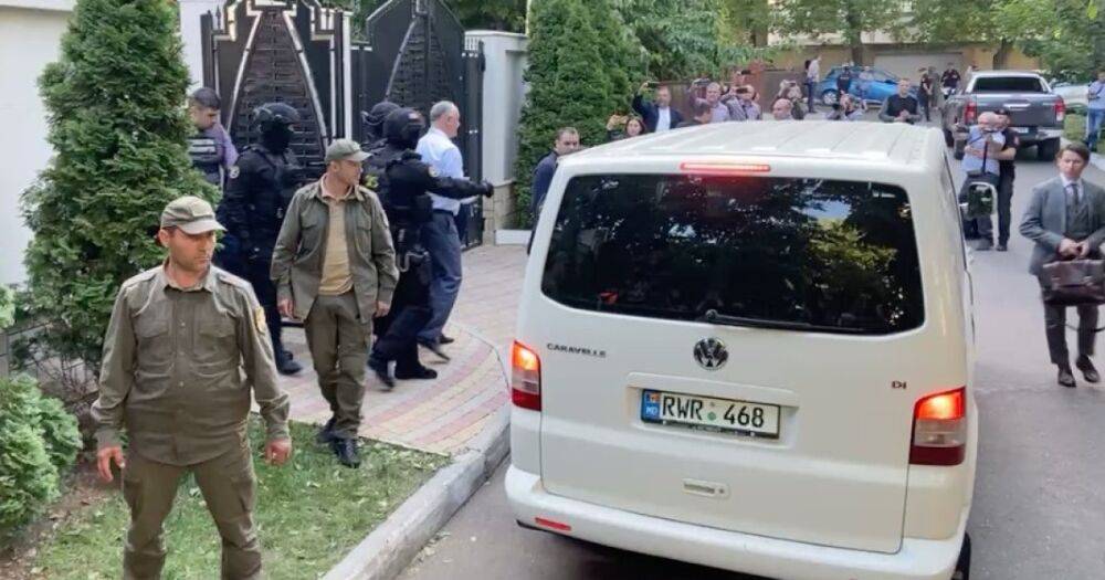 Погрузили в "бус" возле дома: появились кадры задержания экс-главы Молдовы Игоря Додона