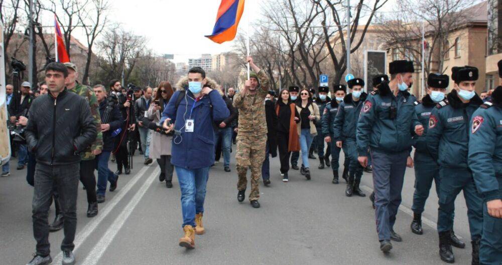 В Ереване протесты, активисты заблокировали вход в резиденцию президента