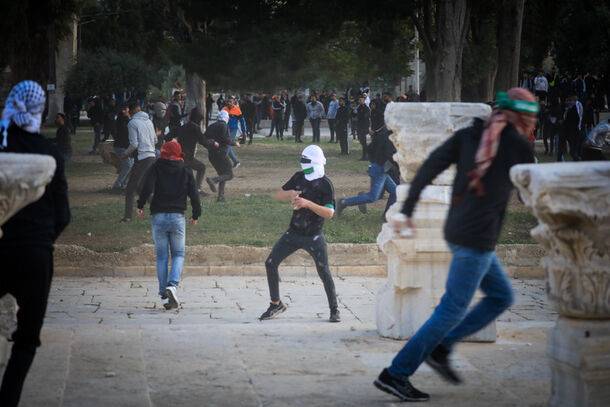Настоящий теракт: палестинцы забросали камнями машину с малолетними детьми