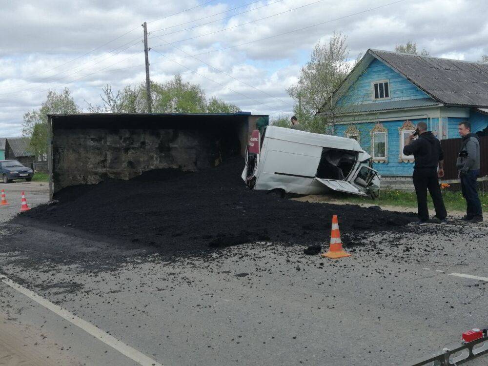 В Тверской области водитель фургона погиб, врезавшись во встречный грузовик