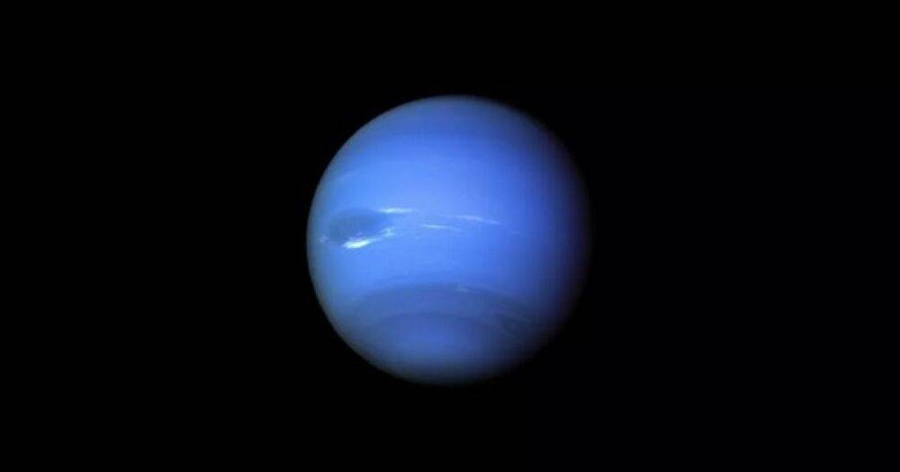 Сутки длятся всего 16 часов, но сезоны по 40 лет: ученые рассказали об особенностях Нептуна