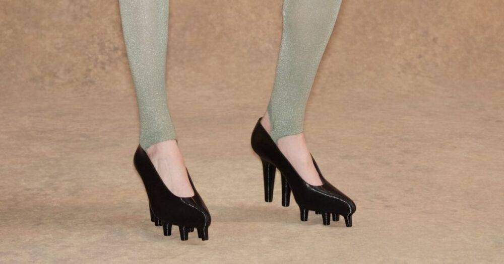 Жан-Поль Готье выпустил пластиковые туфли на "ножках"