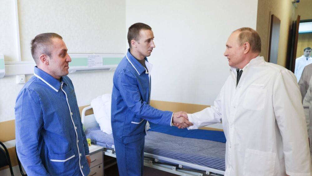 Путин посетил раненых солдат в московском госпитале