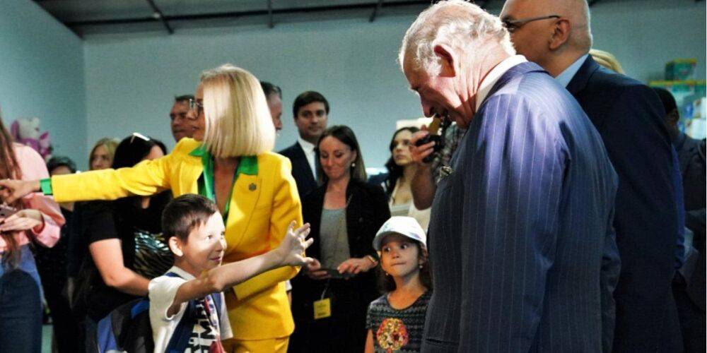 Принц Чарльз проведал украинских беженцев в Румынии