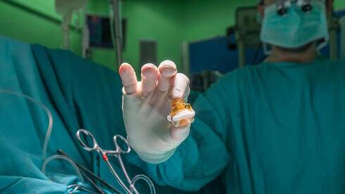 В больнице "Бейлинсон" начали устанавливать новейший сердечный клапан: как настоящий