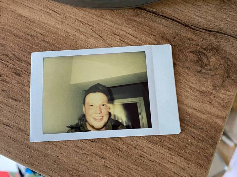Российский военный сфотографировал себя на Polaroid и оставил снимок в ограбленной квартире в Ирпене. Его идентифицировали