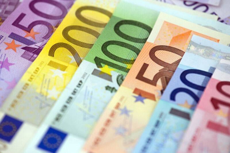 Доллар и евро растут на старте торгов на "Московской бирже"
