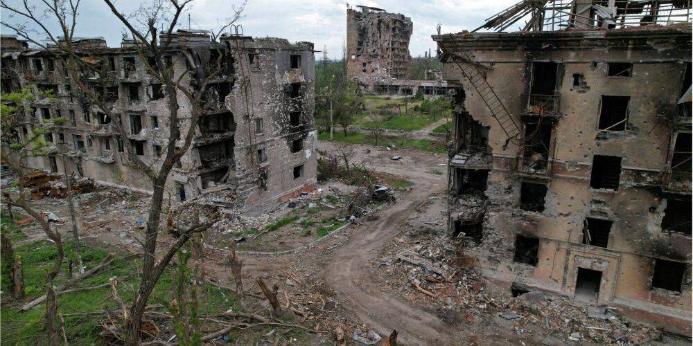 В Мариуполе из-под завалов разбомбленного завода Октябрь достали тела 70 погибших